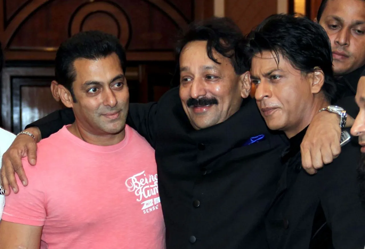 THIS IS HOW SRK MADE UP FOR SALMAN KHAN AT IFTAR PARTY