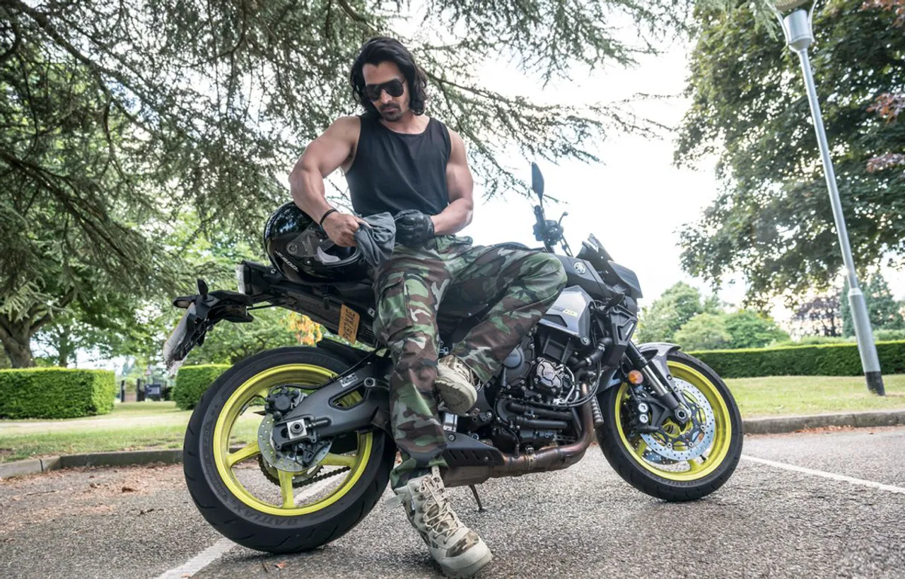 Harshvardhan Rane discovers London on a motorcycle !