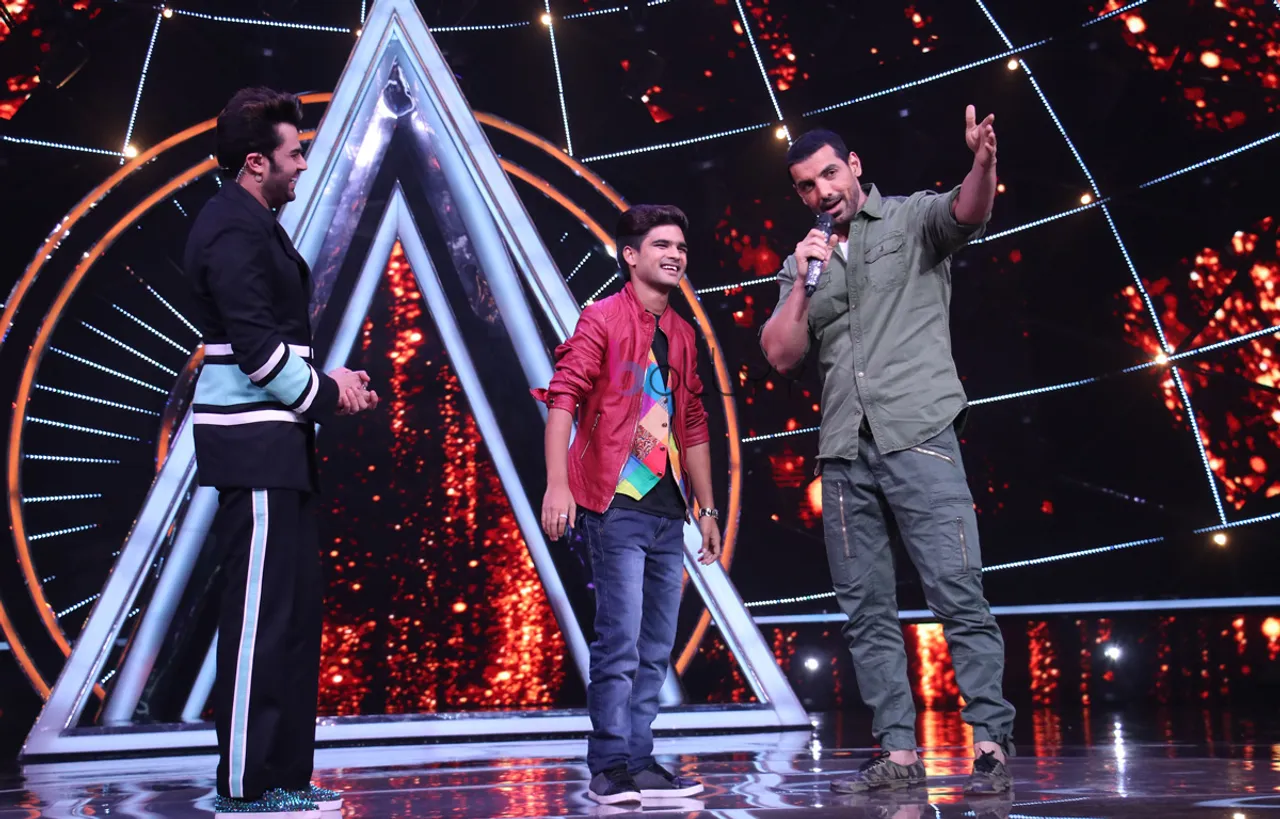 John hoists Salman Ali on the sets of Indian Idol 10