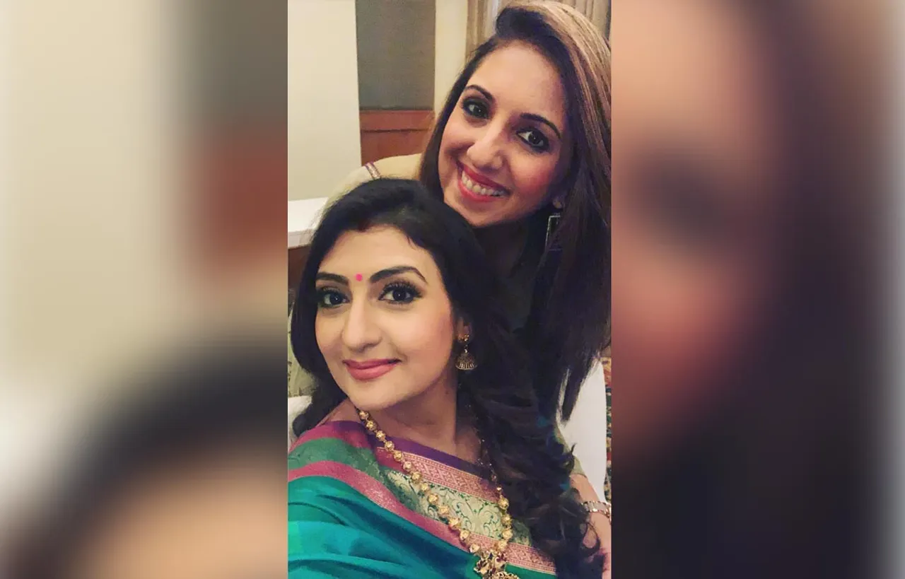 Munisha Khatwani Turns Tarot Teacher For Juhi Parmar!