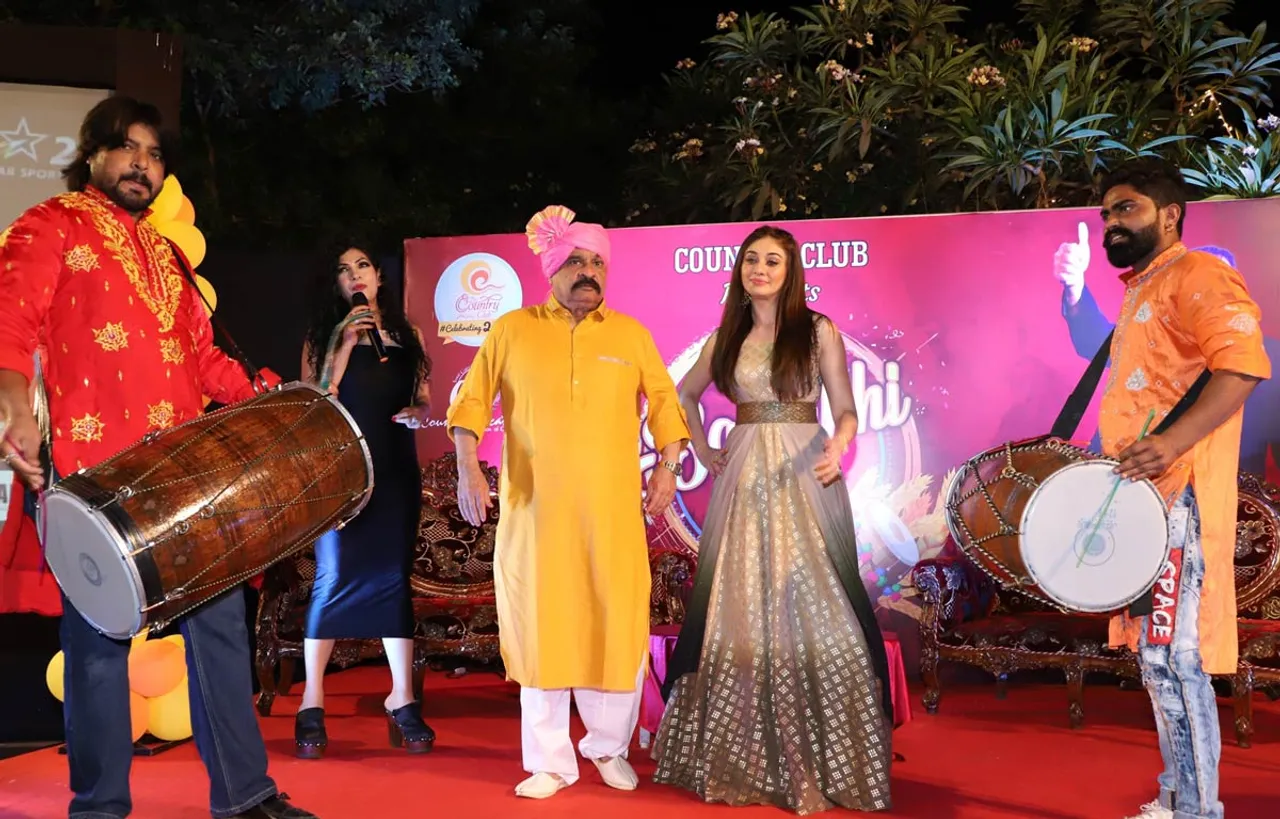 Anchor Simran Ahuja, Mr Y Rajeev Reddy and Shefali Zariwala