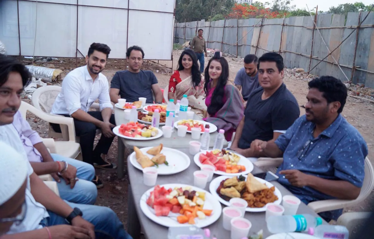 ACTORS-&TECHNICIANS-OF-EK-BRAHM-SARVAGUN-SAMPANNA-ENJOY-IFTAARI-TOGETHER