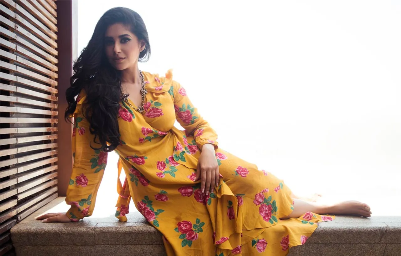 Shubhaavi-Choksey’s-Retro-Looks-Are-On-Point!