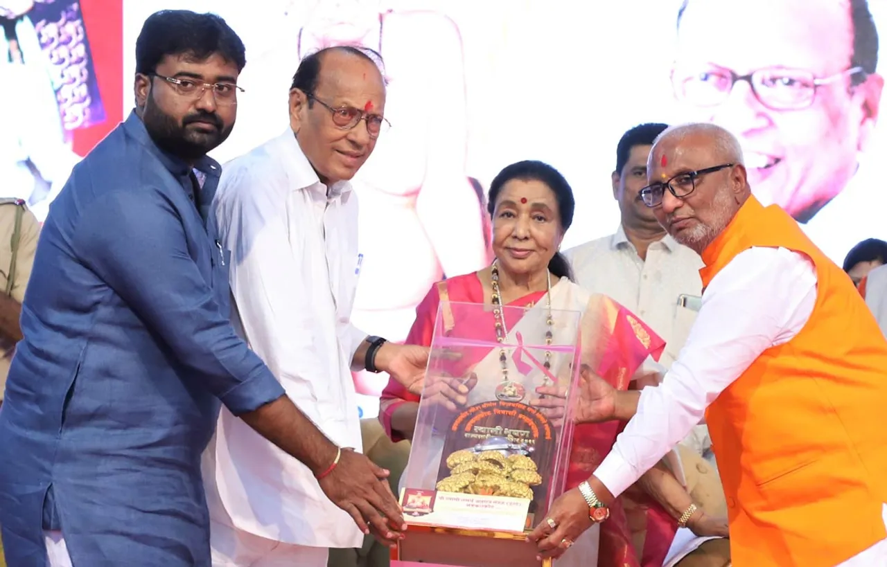 Legendary-Singer-Padma-Vibhushan-Asha-Bhosle-Felicitated-With-Swami-Ratna-Award,-While-Marathi-Superstar-Swwapnil-Joshi-&-Poet-Shri-N.-D.-Mahanor-Honoured-With-Swami-Bhushan-Awards 