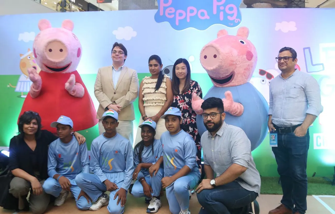 Mithali-Raj-at-Peppa-Plays-Cricket-Grand-Finale-Event-with-Peppa-Pig-and-George