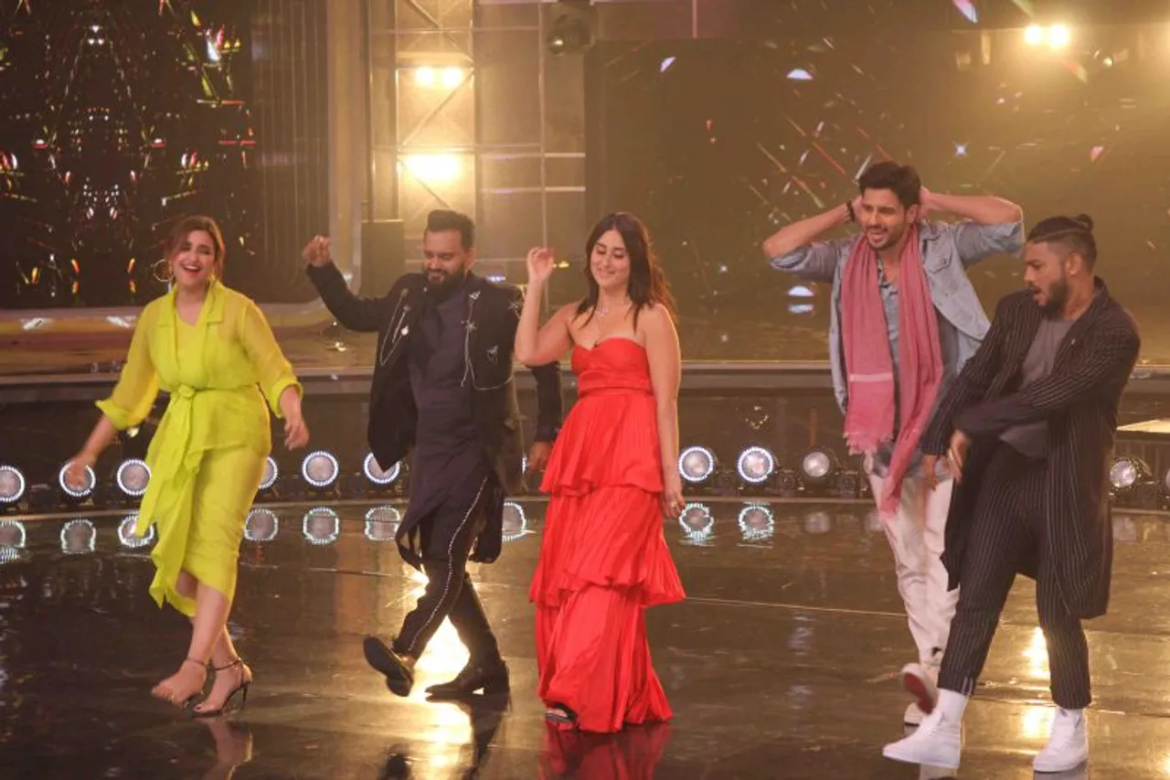 Siddharth Malhotra and Parineeti Chopra grooving to Khadke Glassy with Judges Bosco Martis,Kareena Kapoor Khan, Raftaar and Host Karan Wahi (13)_c