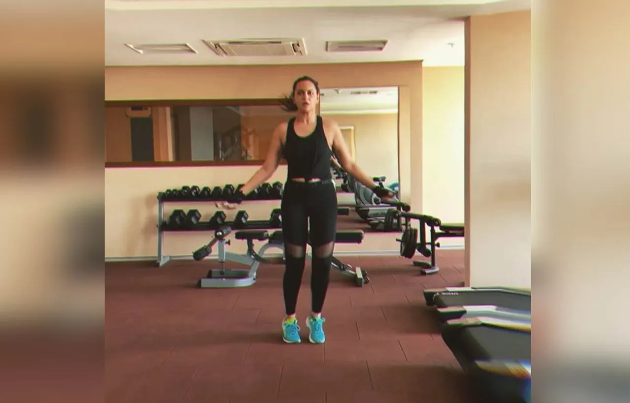 Sonakshi-Sinha-Skipping-In-The-Perfect-Form-Is-All-The-Fitness-Motivation-You-Need!