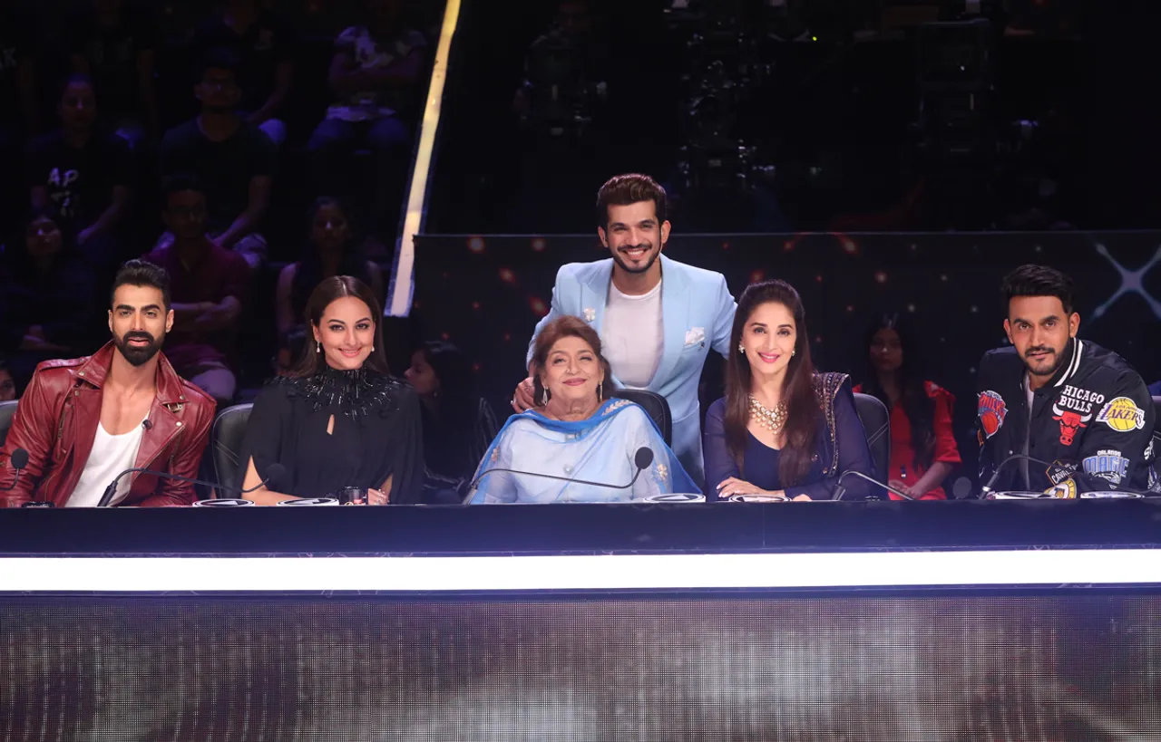 Saroj Khan and Sonakshi Sinha on the set of Dance Deewane Season 2