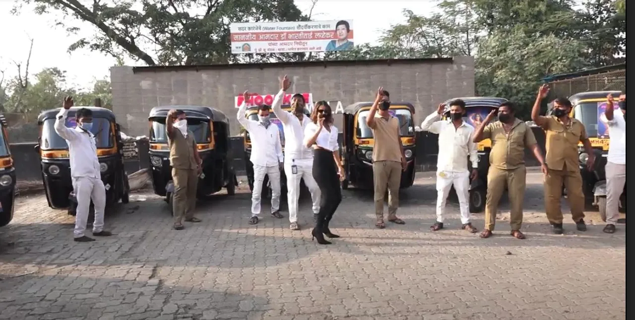 Tv Actress Nia Sharma was seen dancing with Auto drivers