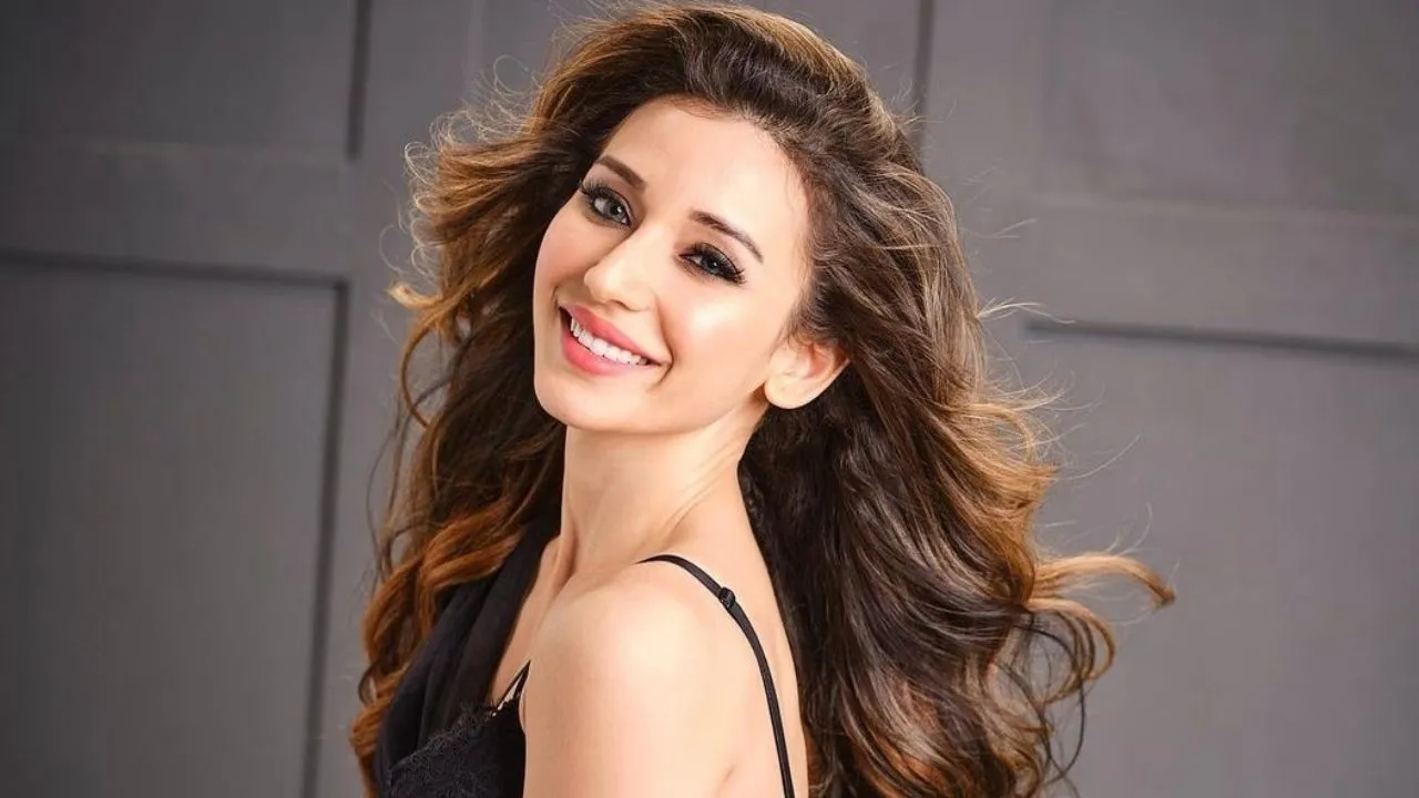 Heli Daruwala takes a break from the shoot of T-Series’ Meri Tarah and goes on a shopping spree in Jaipur