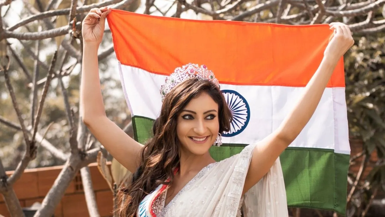 Mrs. India World Navdeep Kaur winner of Mrs. India Inc receives the Best National Costume Award and medal of Semi Finalist at Mrs. World 2021 Pageant at Las Vegas