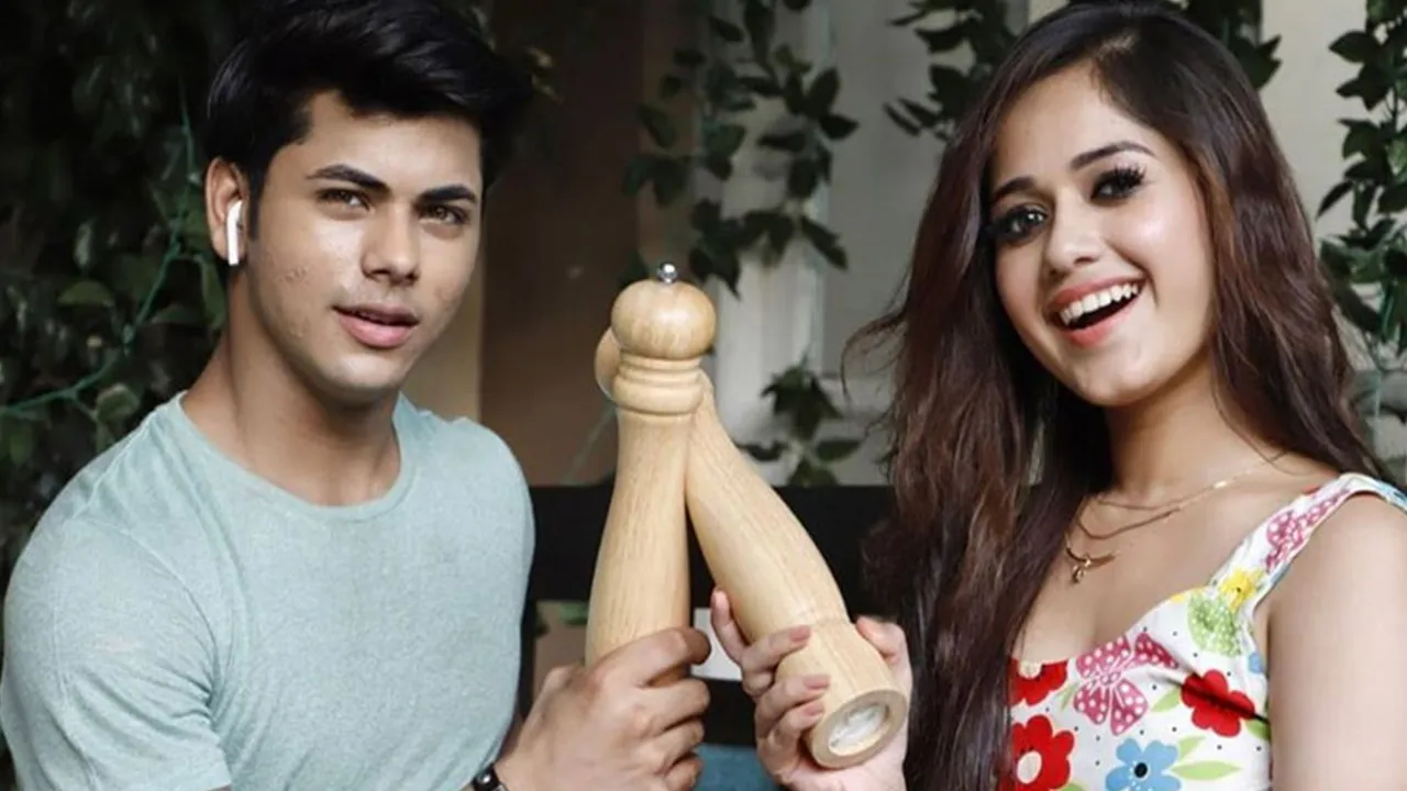 The lovers' tiff in Siddharth Nigam & Jannat Zubair Ringtone wins hearts with 100 million views