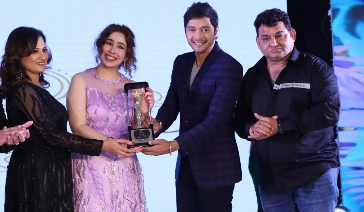 Actor Shreyash Talpade honours Himanee Bhatia with Aarvee Entertainment Iconic Achievers Award