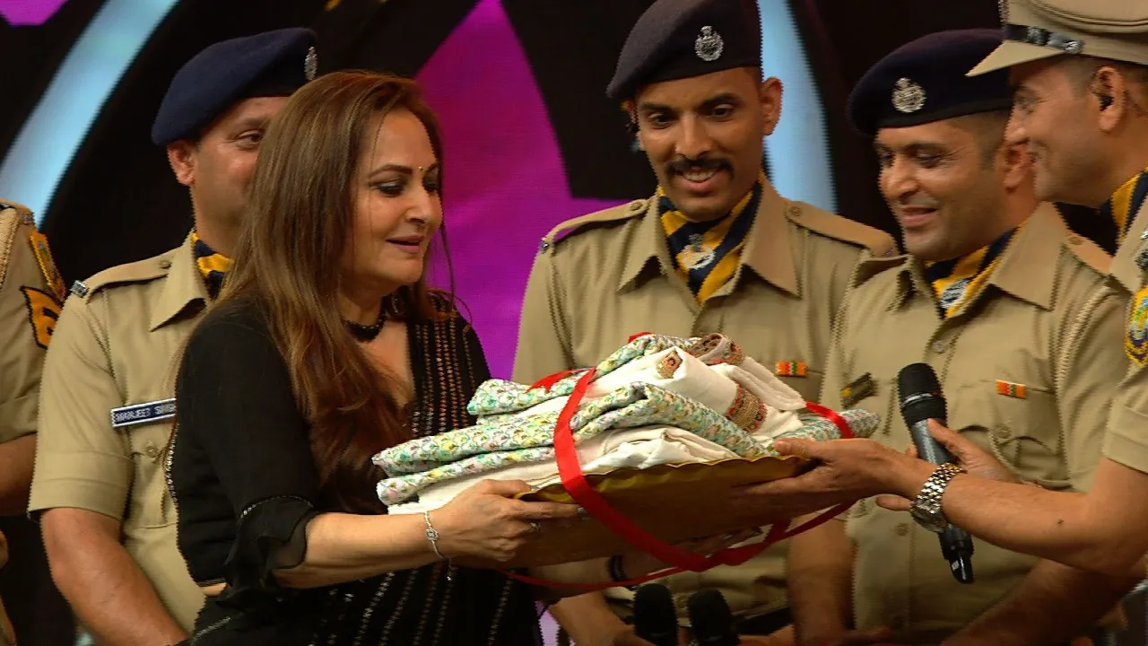 Veteran actor Jaya Prada brings a special gift for police band ‘Harmony of the Pines’ on COLORS’ ‘Hunarbaaz- Desh Ki Shaan’!