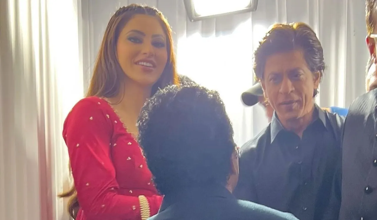 Shahrukh Khan & Urvashi Rautela steal fans' hearts as they desperately want to see them in a film together as they get spotted at Baba Siddique’s Iftar party