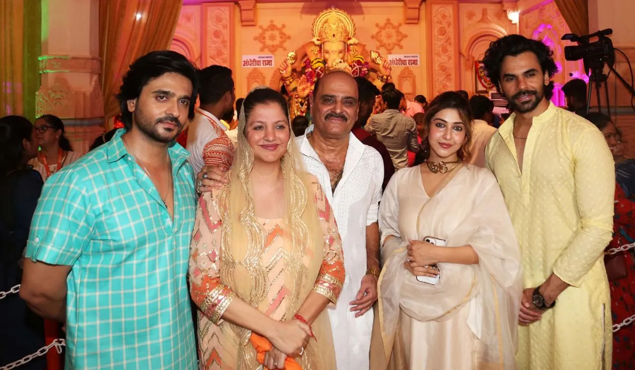 Hindutva team Karan Razdan, Aashiesh Sharma, Sonarika Bhadoria, Ankit Raj, Anup Jalota took blessings of Andheri Cha Raja