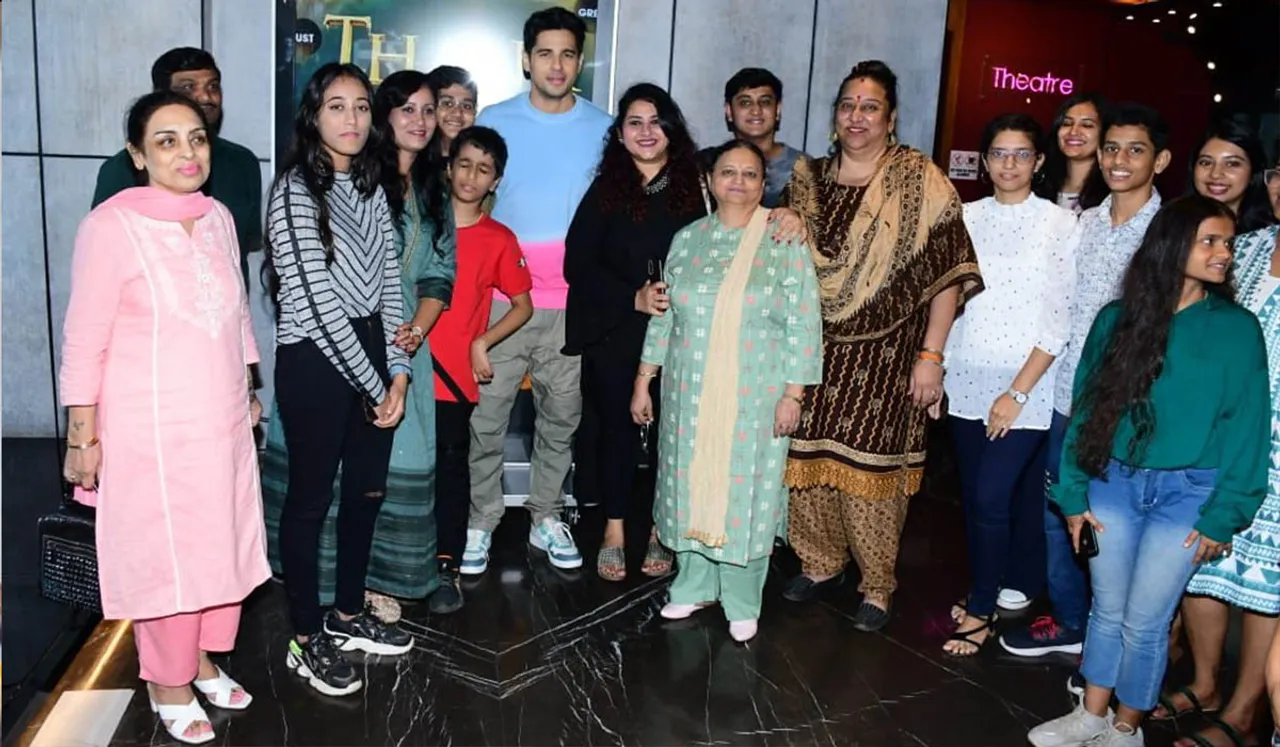 Siddharth Malhotra leaves his fans in total awe as he join them for a special trailer preview of his film, Thank God!