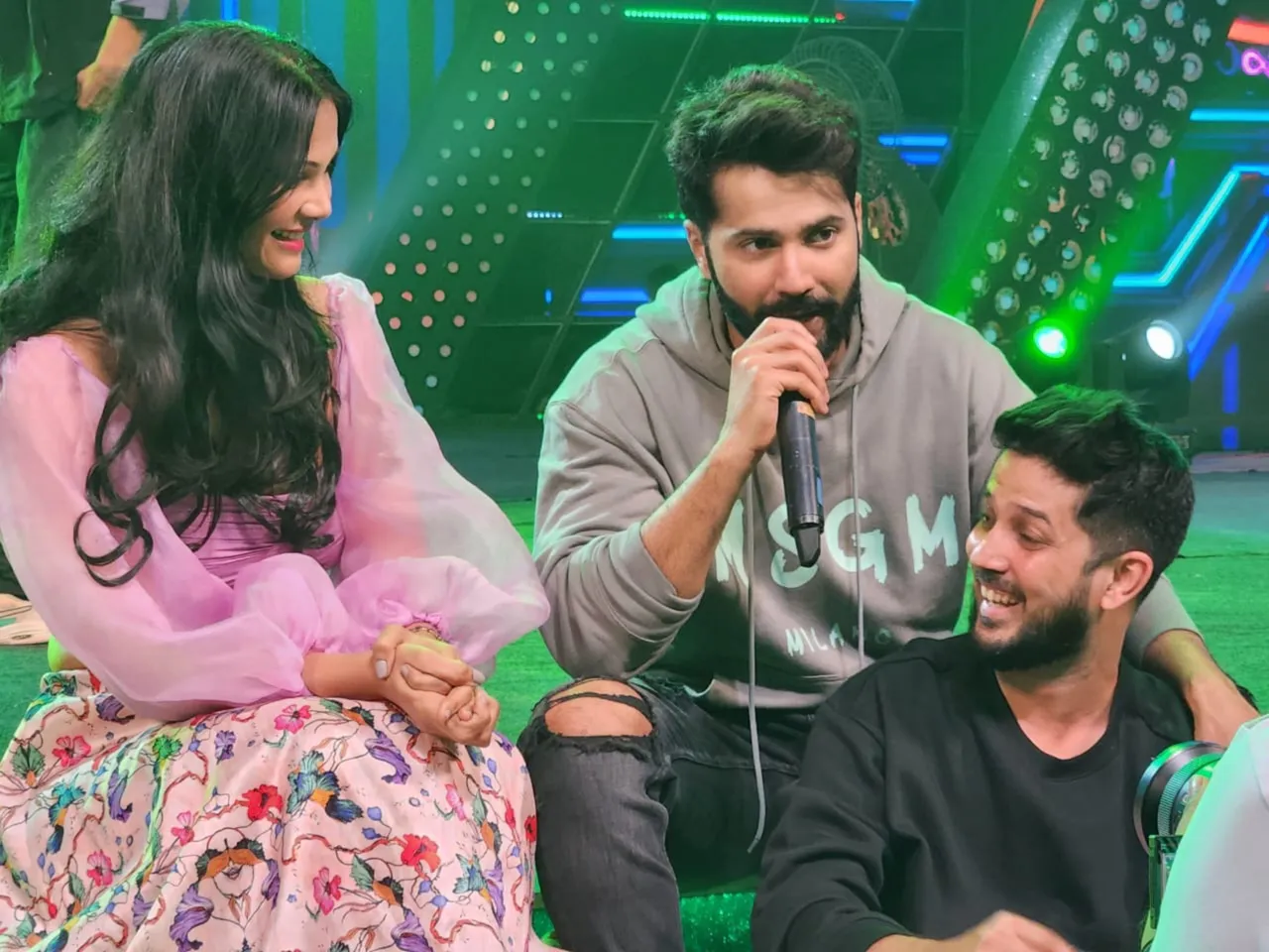 Pretty Women can howl. And howww!!!! Varun Dhawan practises the Bhediya howl with pretty actress and Miss India Tourism Rupali Suri 6