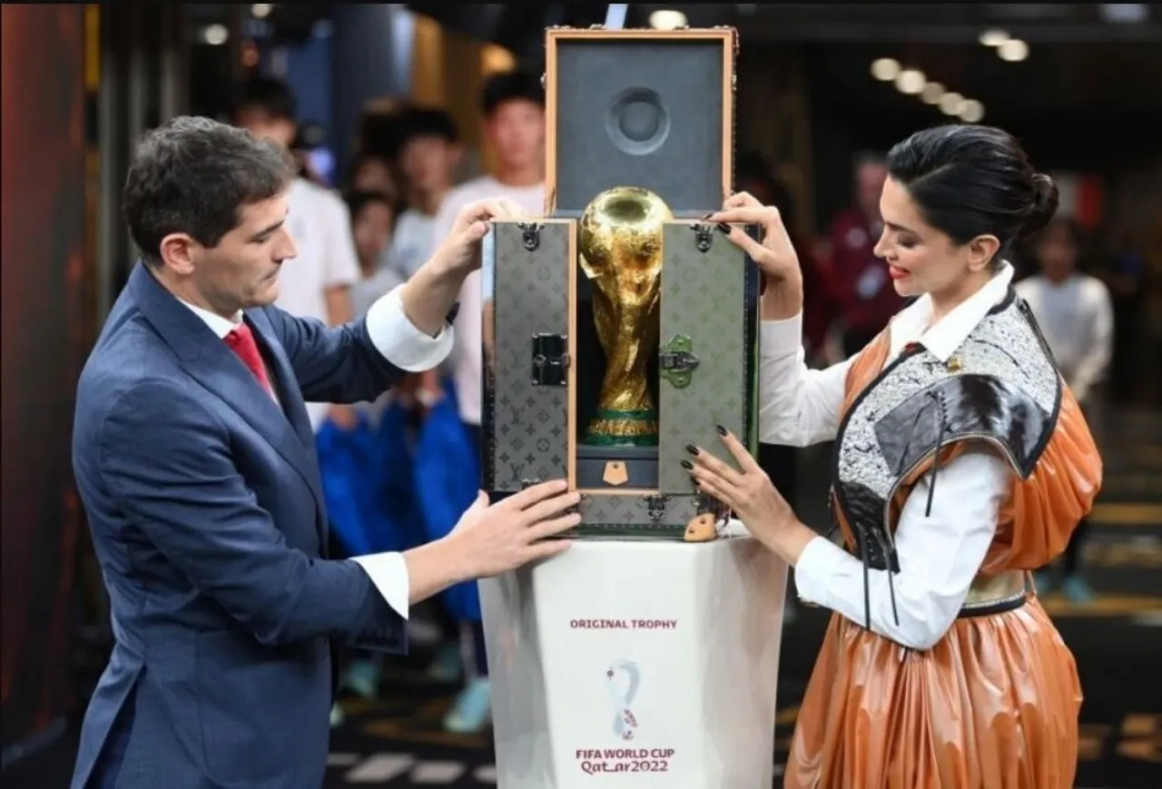 Deepika Padukone Becomes The First Indian To Unveil The FIFA World Cup Trophy! (4)