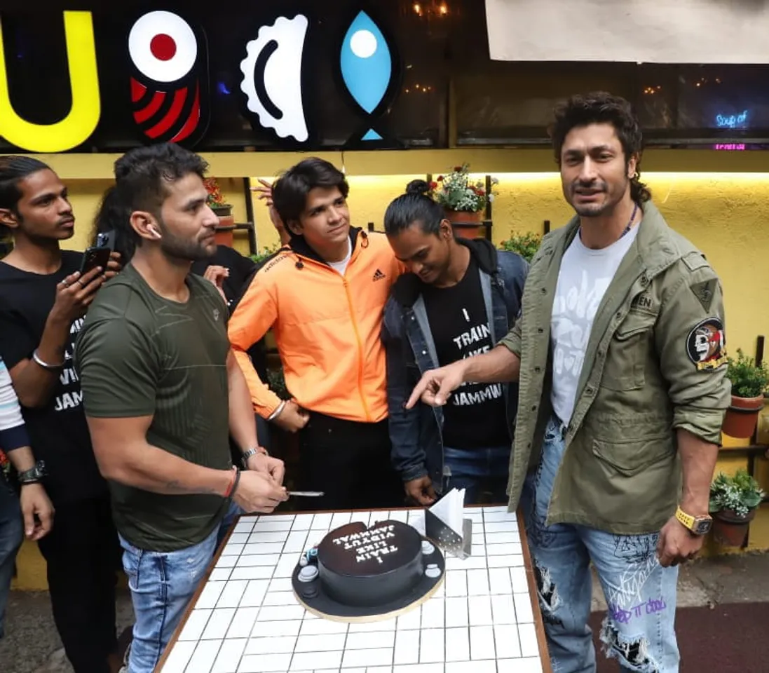 Actor Vidyut Jammwal celebrates his pre birthday with  die hard fans