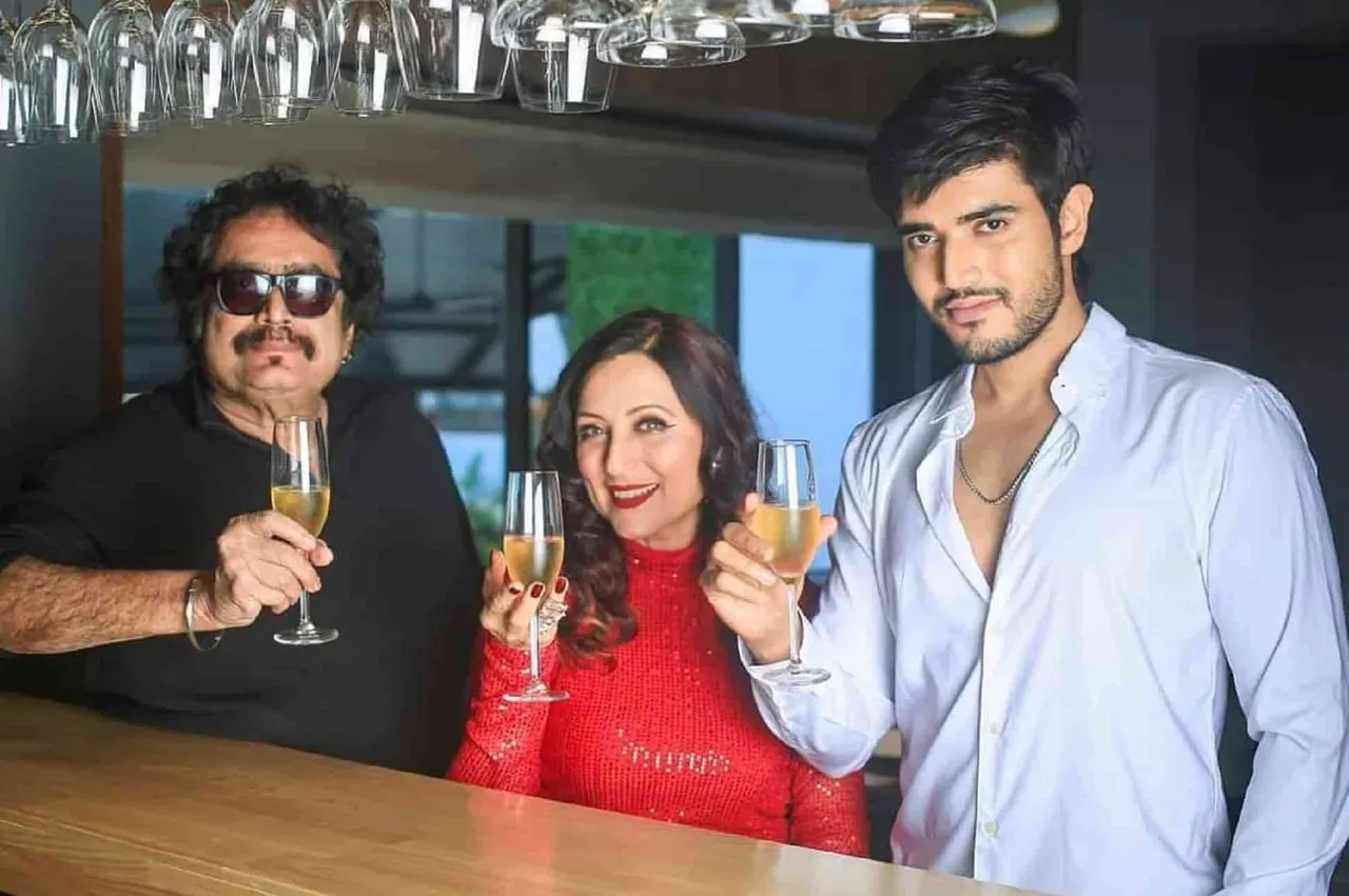Cheers to New Year 2023--Deepak Balraj Vij, star-wife Kishori and star-son Bobby Vij-min