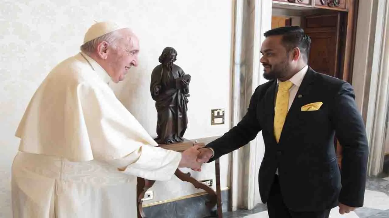 Pope Francis meets with  Swami Vijay Kumar (2)