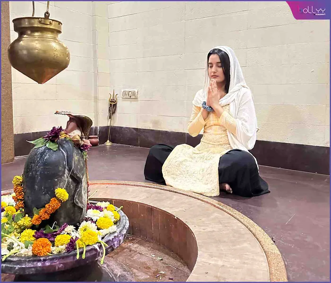 Ayushi Khurana took a break from her busy schedule of her show ‘Ajooni’ to immerse herself in the divine ambience of the Shiv temple.