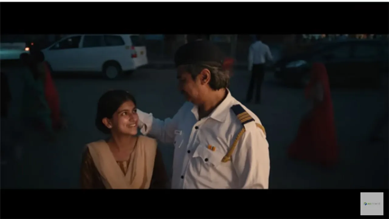 JK Super Cement gives a gift to traffic personnel through #TohfaSurakshaKa campaign