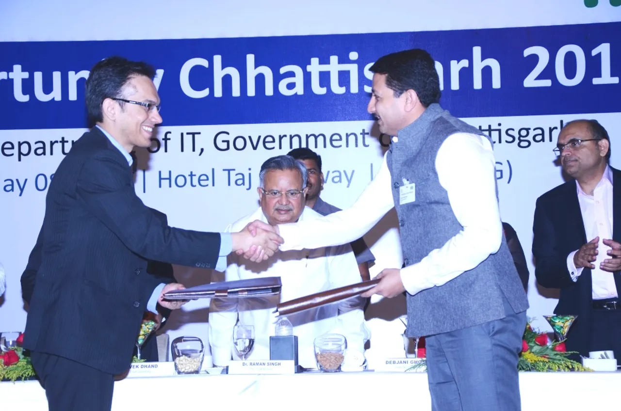 MoU by Anwar Shirpurwala EDMAIT and Saurabh Kumar CEO CHiPS Chhattisgarh e