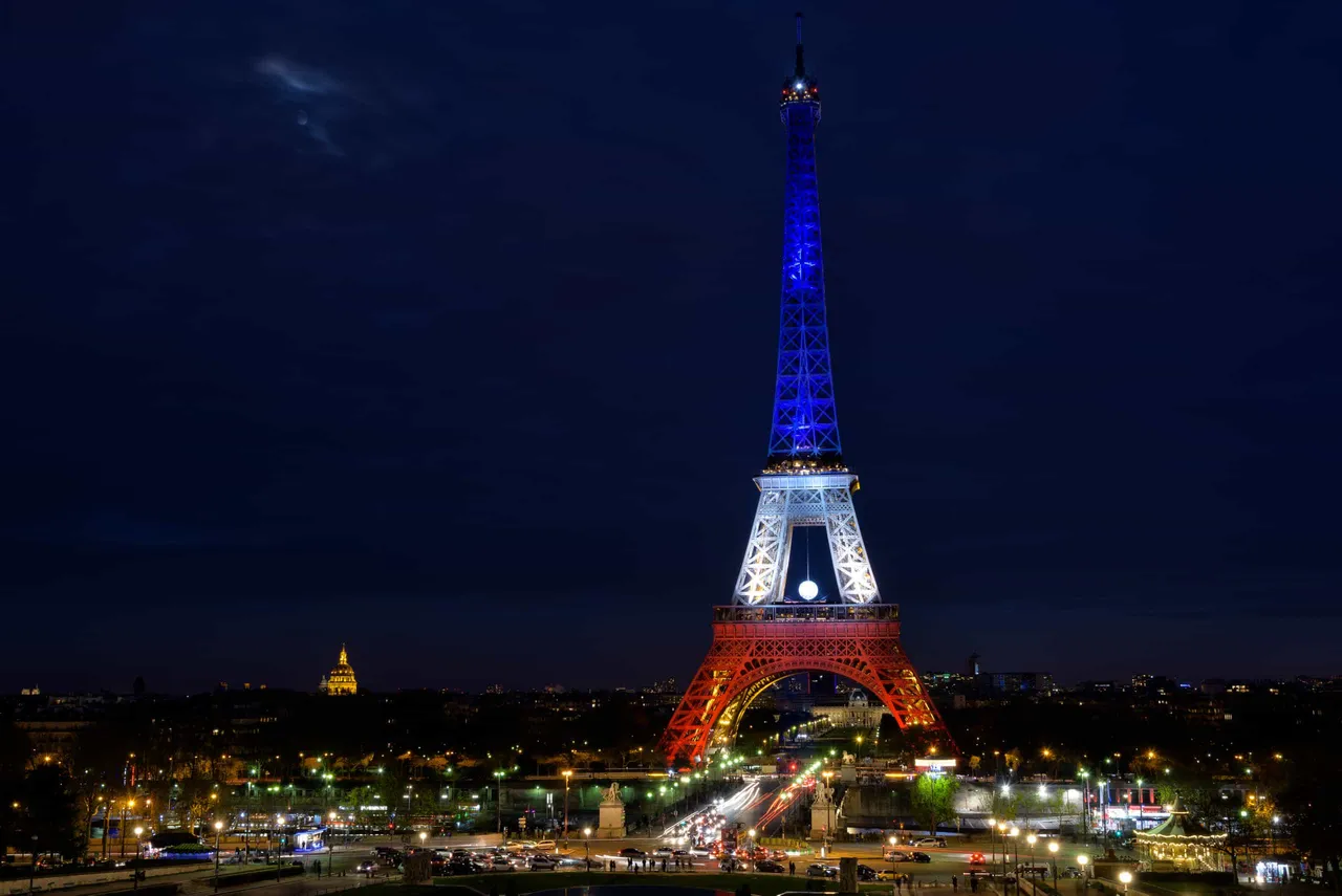 CIOL Eiffel Tower colours