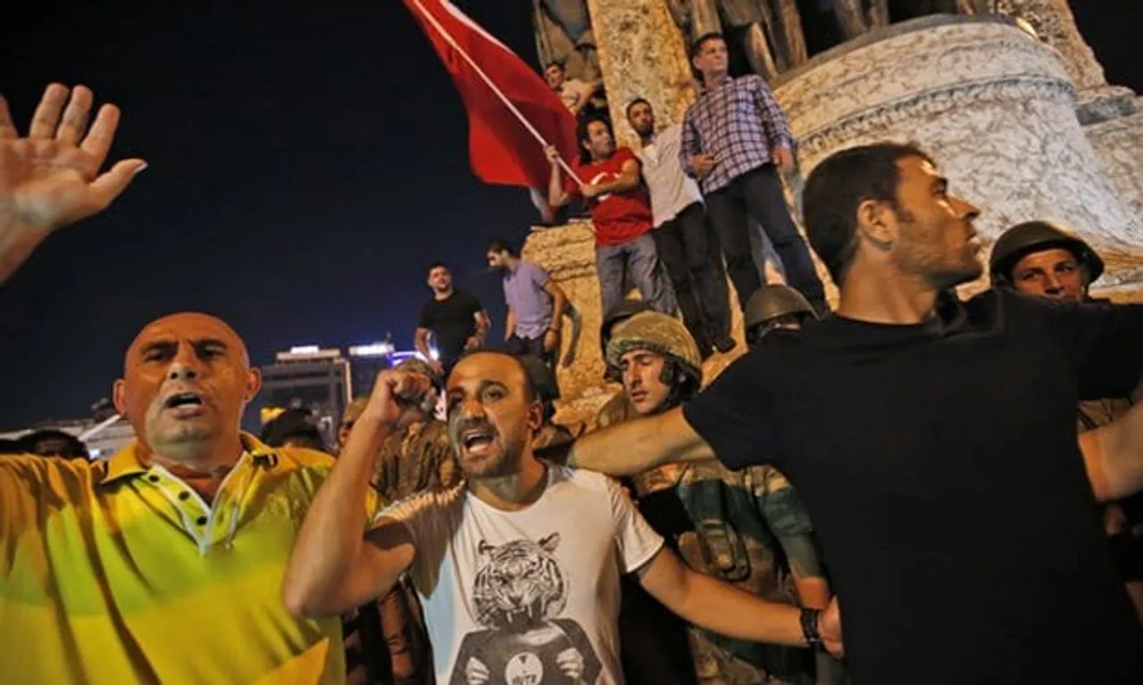 CIOL Military coup in Turkey live streamed despite social media ban