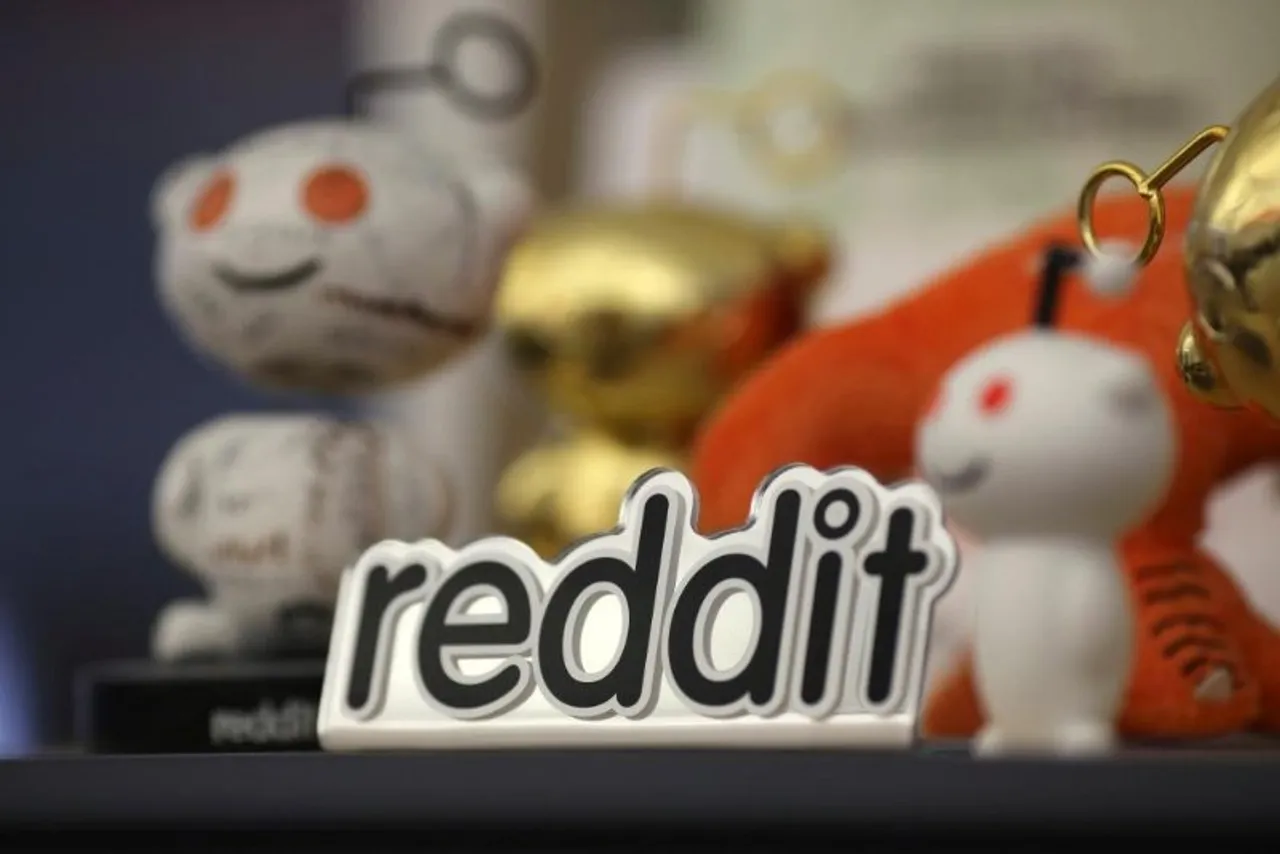 Reddit's mobile app gets theater mode, chat function and more