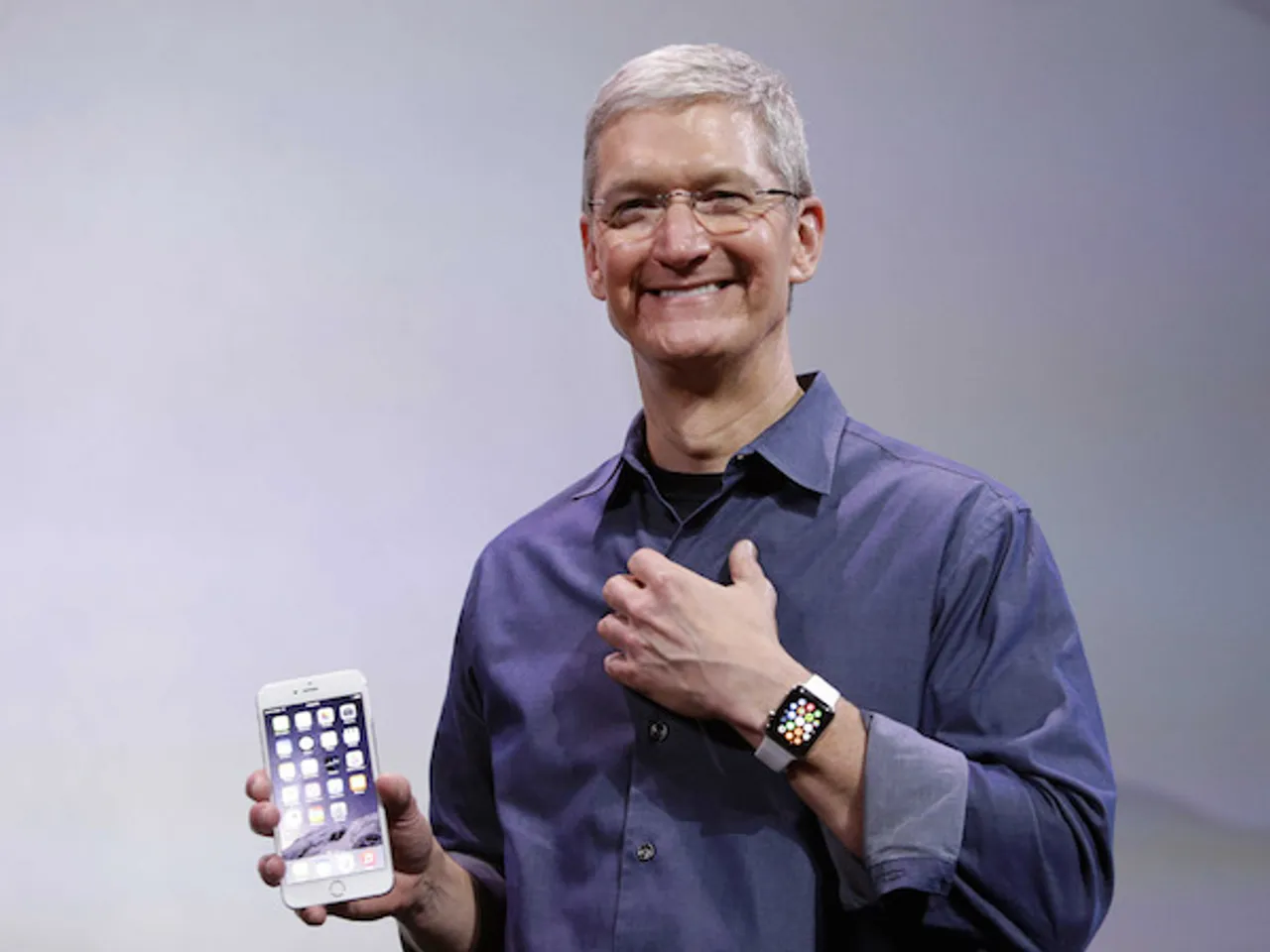 image Tim Cook Apple Watch e