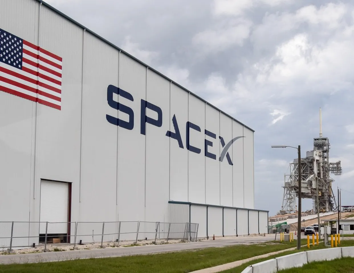SpaceX kicks of 2018 by launching Zuma spacecraft for the US govt.