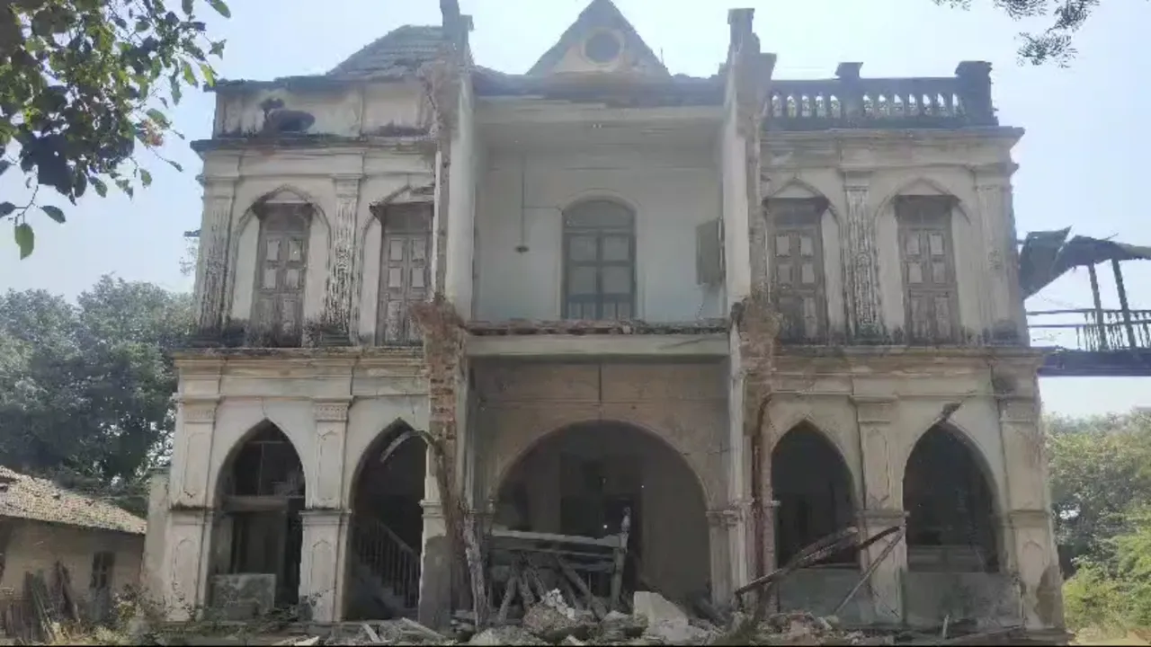 Burglary in 100-Year-Old Palace of Parsi Seth in Hansot