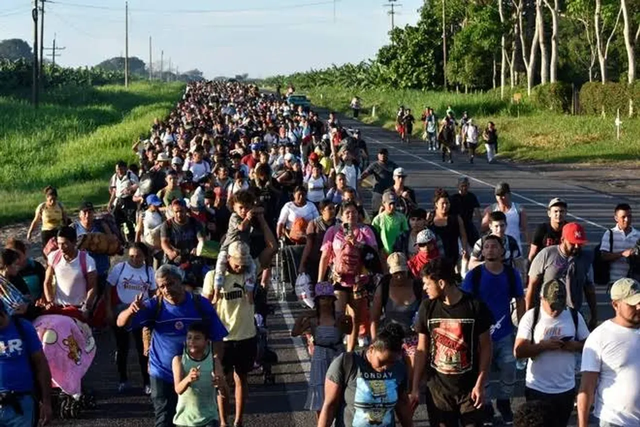 3,000 migrants travel in caravans to US border