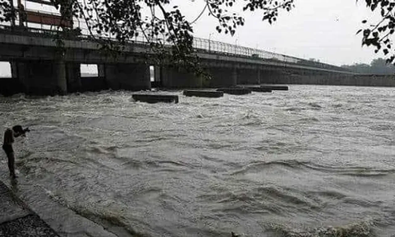 Delhi: Water level in Yamuna rises to 205.30 meters, over 100 families shifted