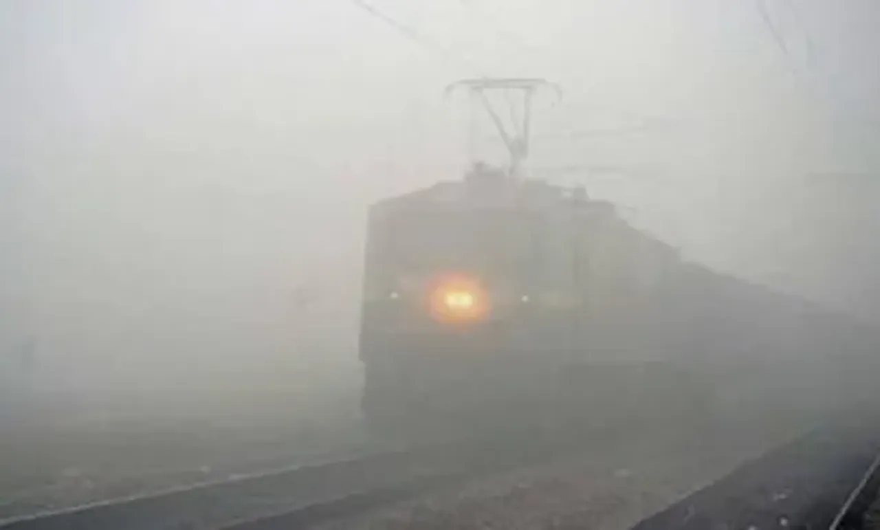 Dense fog engulfs Delhi, delays 26 trains due to low visibility