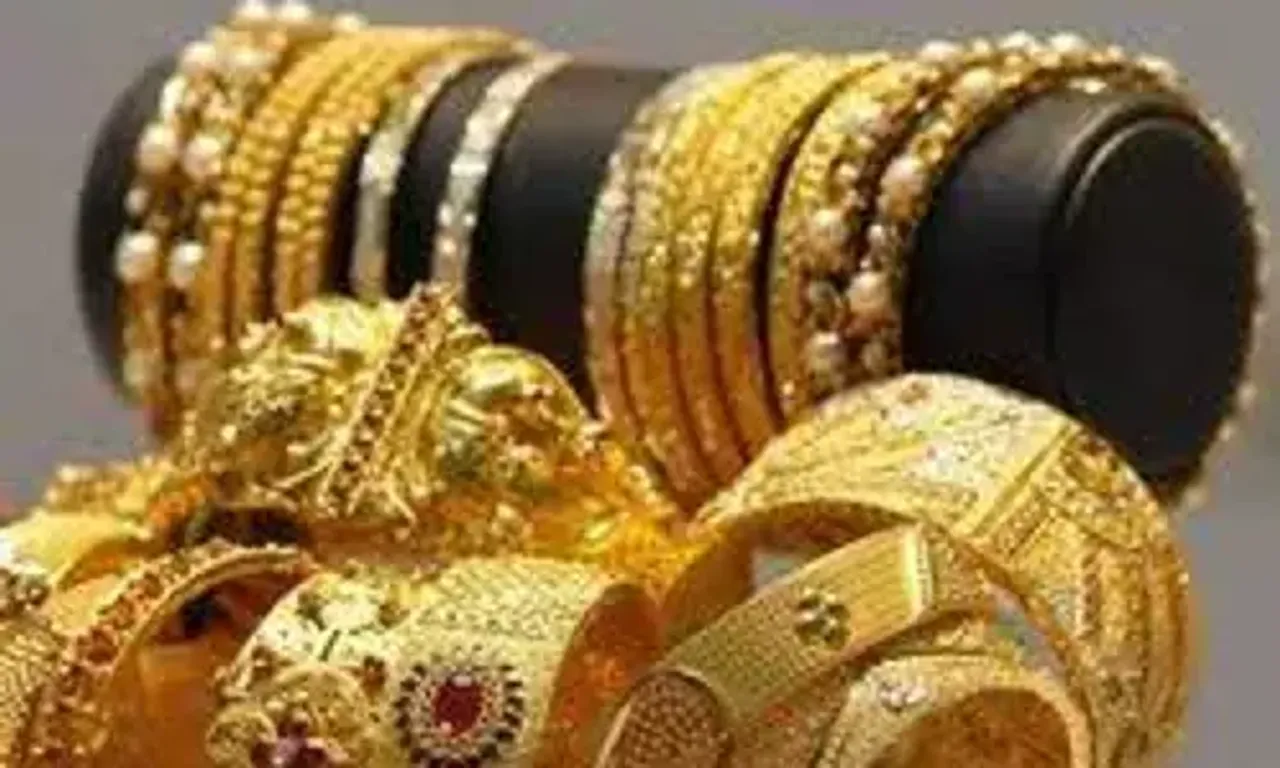 Gujarat: Gold inches towards record levels