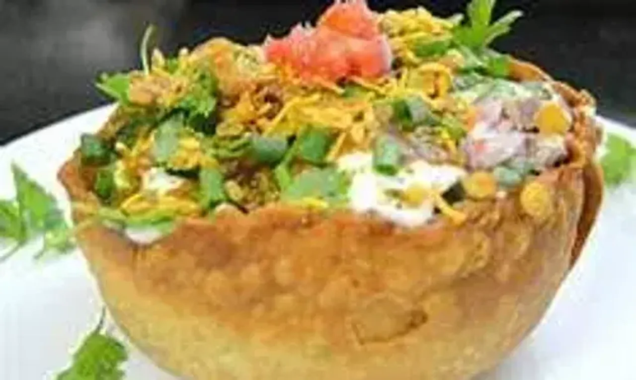 Besan Papdi Katori Chaat Recipe: The tangy and spicy flavours of this dish will make your guests drool with temptation