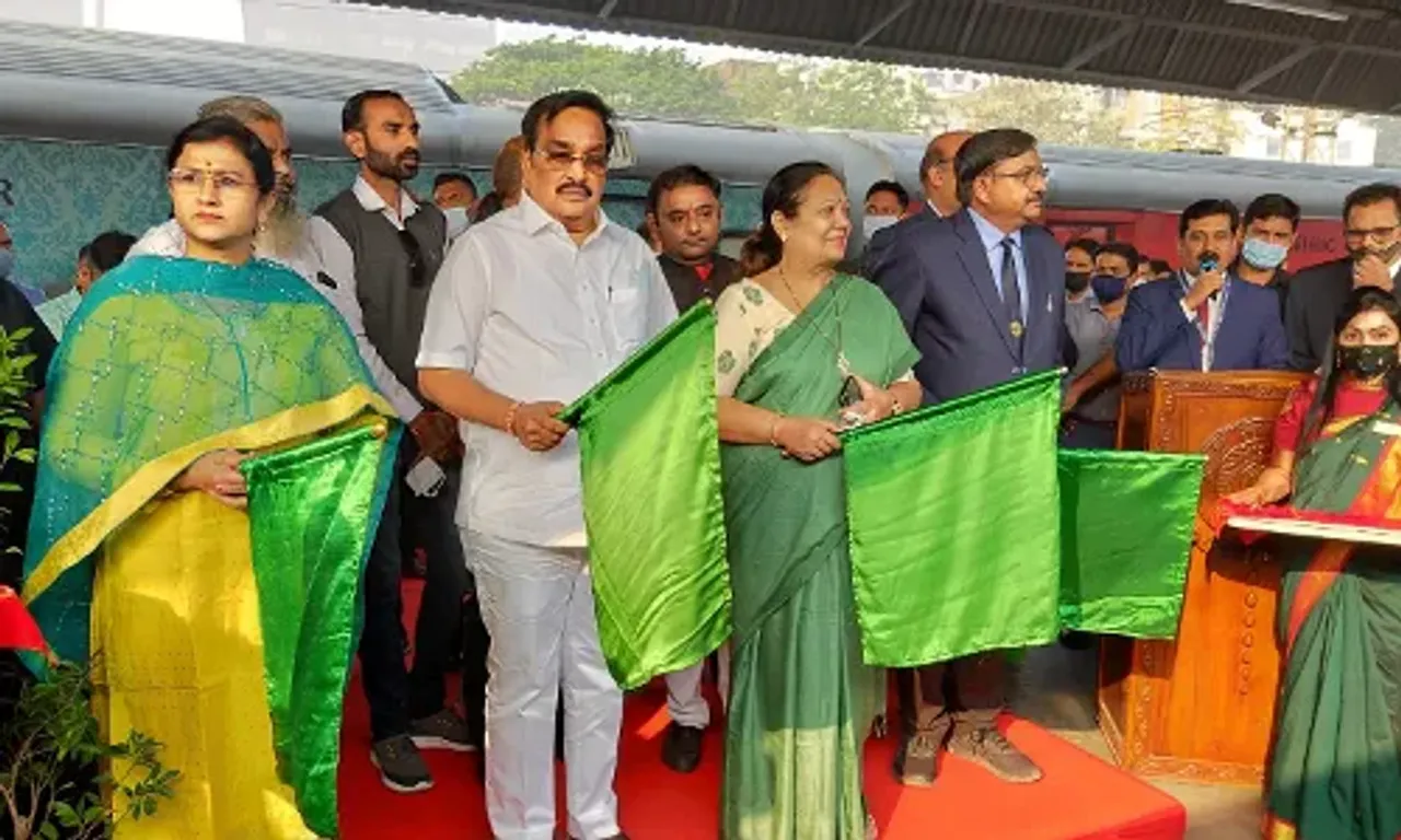 Minister of state for railways flagged off the maiden extended trip of Shatabdi express at Surat station