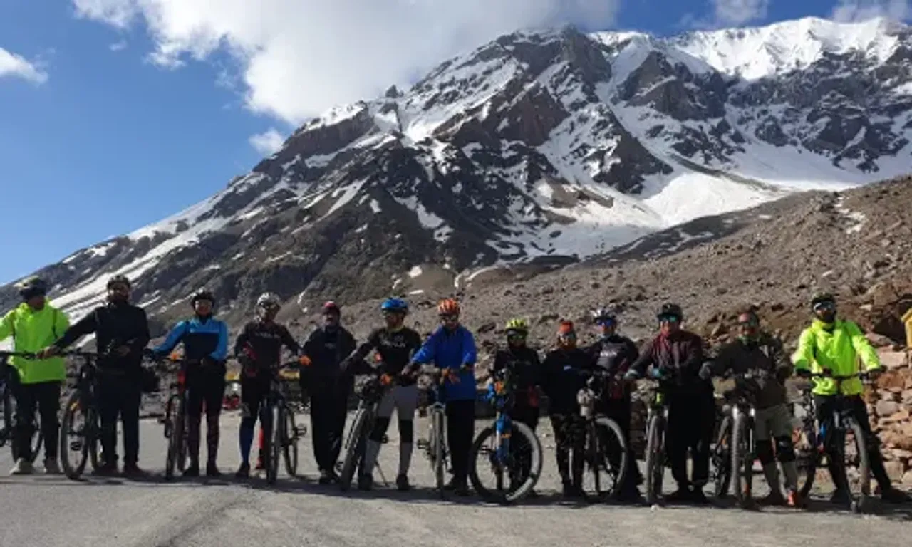 13 cycling adventurers cycled 560 km in icy region of Himalayas to spread the message of vaccinating people against corona