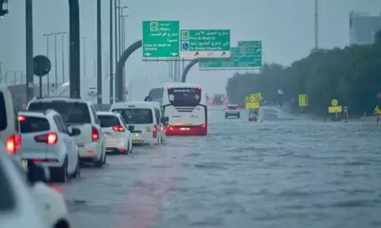 Heavy rain hits UAE, schools and offices shut due to waterlogged roads