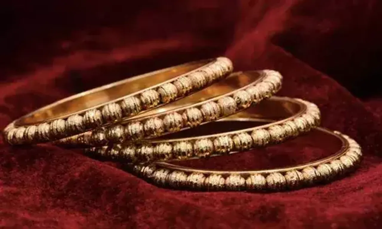 Gold prices fall by ₹220 to ₹60,807; silver down ₹532 on global cues