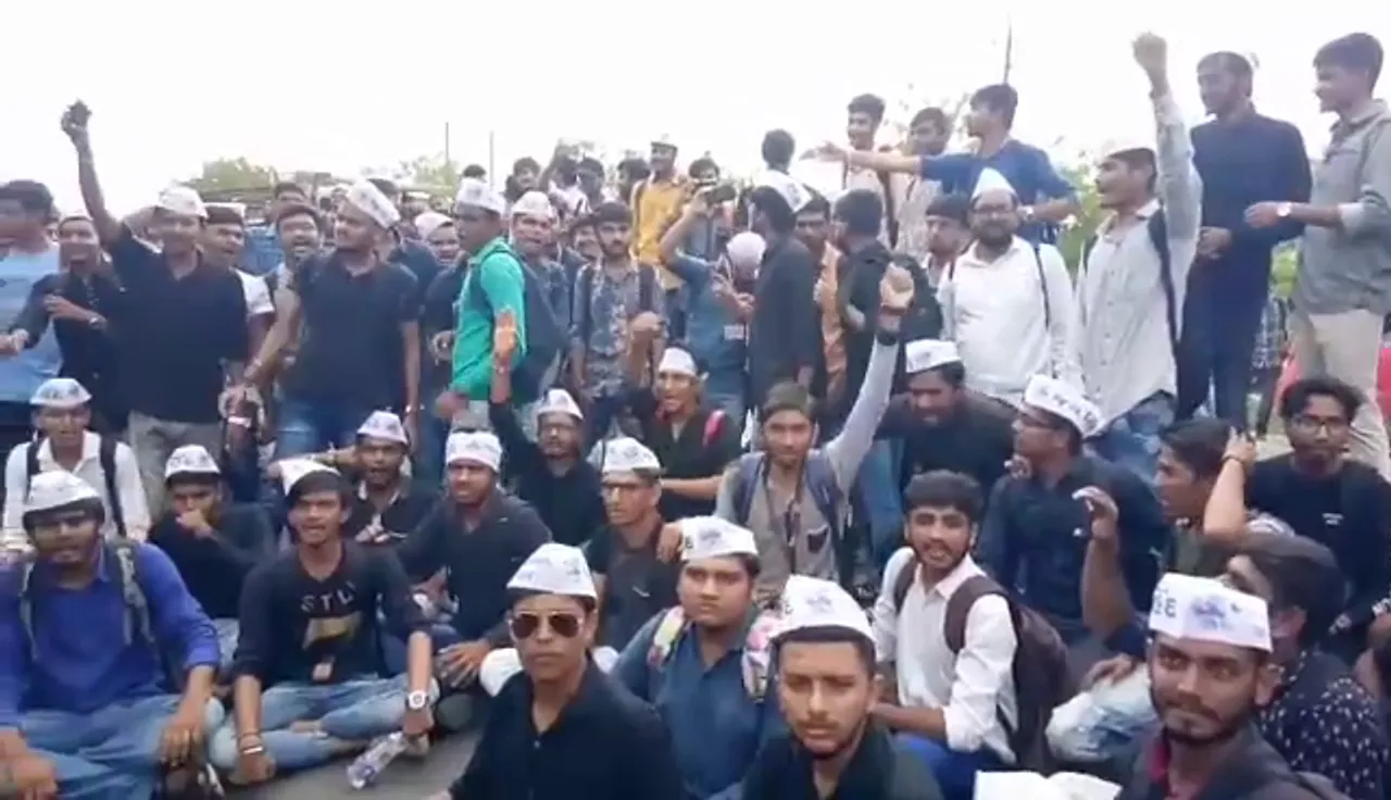Students of Parul university at Waghodia turn up in favour of fasting patidar leader Hardik Patel