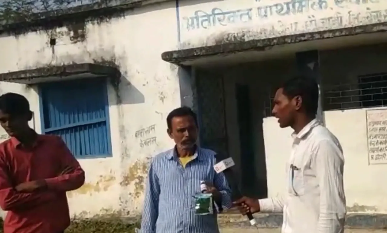 APHC लखनपट्टी में ग्रामीणों से बात करते पत्रकार करण कुमार