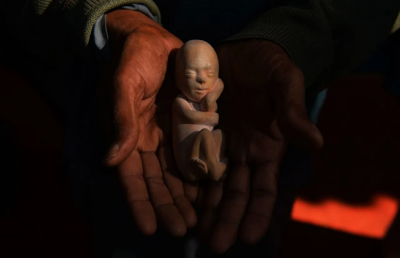 कन्या भ्रूण हत्या: क्यों समाज बेटियों को 'पराया धन' की तरह देखता है?