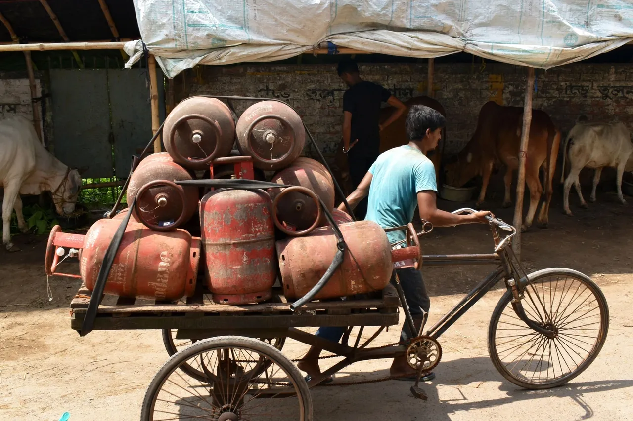 उज्ज्वला योजना: बिहार की 63% आबादी आज भी LPG सिलेंडर से दूर क्यों?