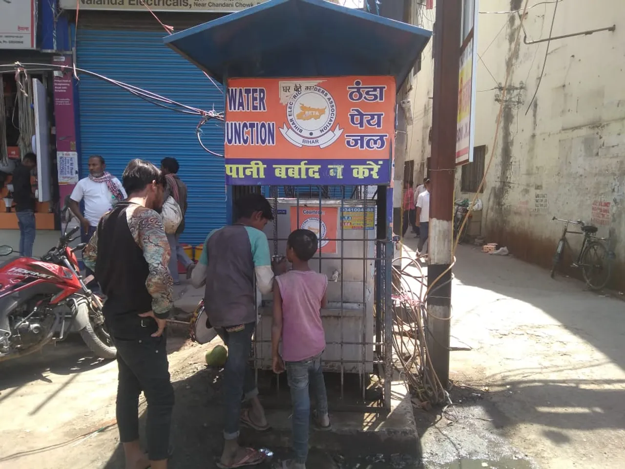 पटना: शहर में मौजूद नहीं प्याऊ, शौचालय का पानी पीते हैं रिक्शाचालक