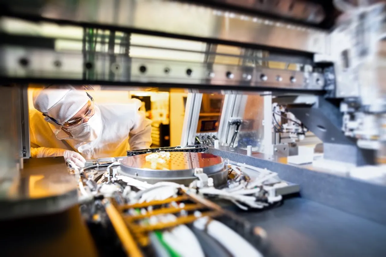 CEA-Leti Cleanroom dismantling substrate